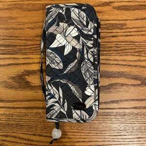 Quilted travel makeup brush case and stand